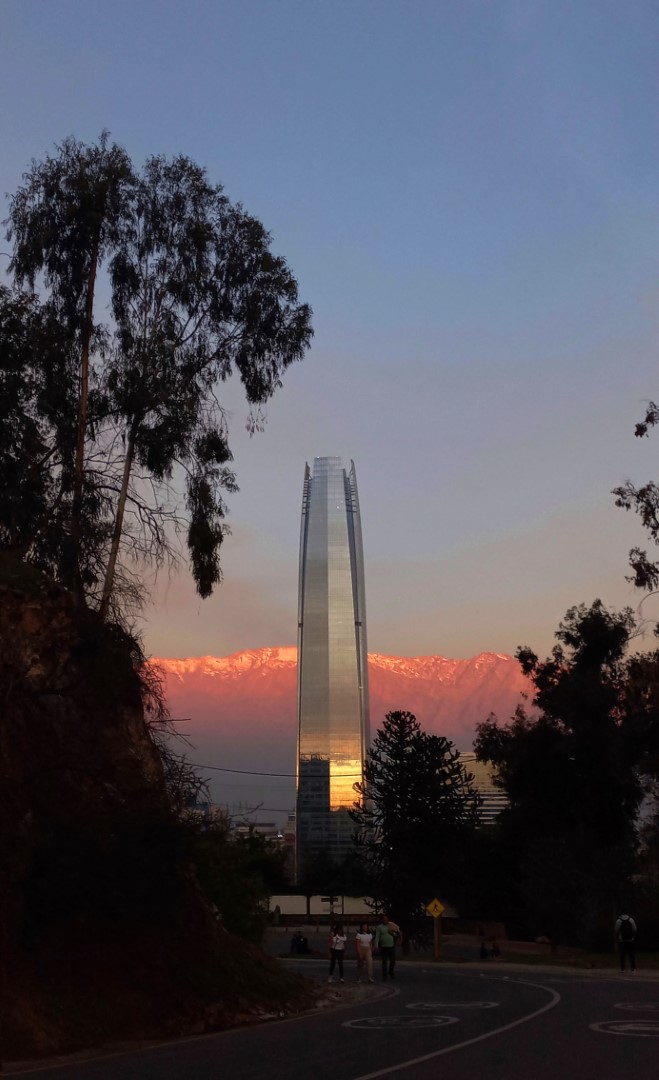 Vom Berg Serro San-Cristobal sieht man den Turm Gran Torre Santiago