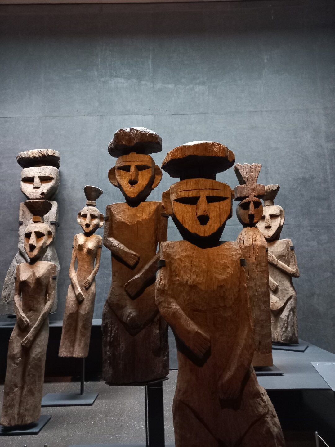 Skulpturen im Museo Chileno de Arte Precolombino